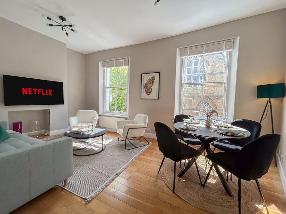 Stylish 2 Bed Flat On The Iconic Portobello Road Apartment London