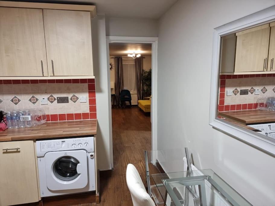Lägenhet 1 Bedroom Flat In Zone 1 *