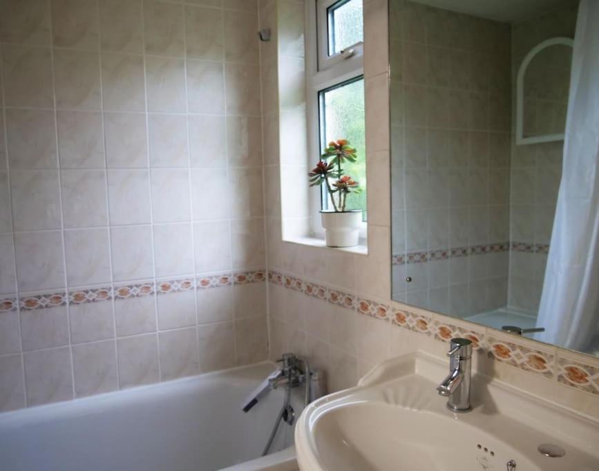 Apartment Charming Garden Hideaway! London