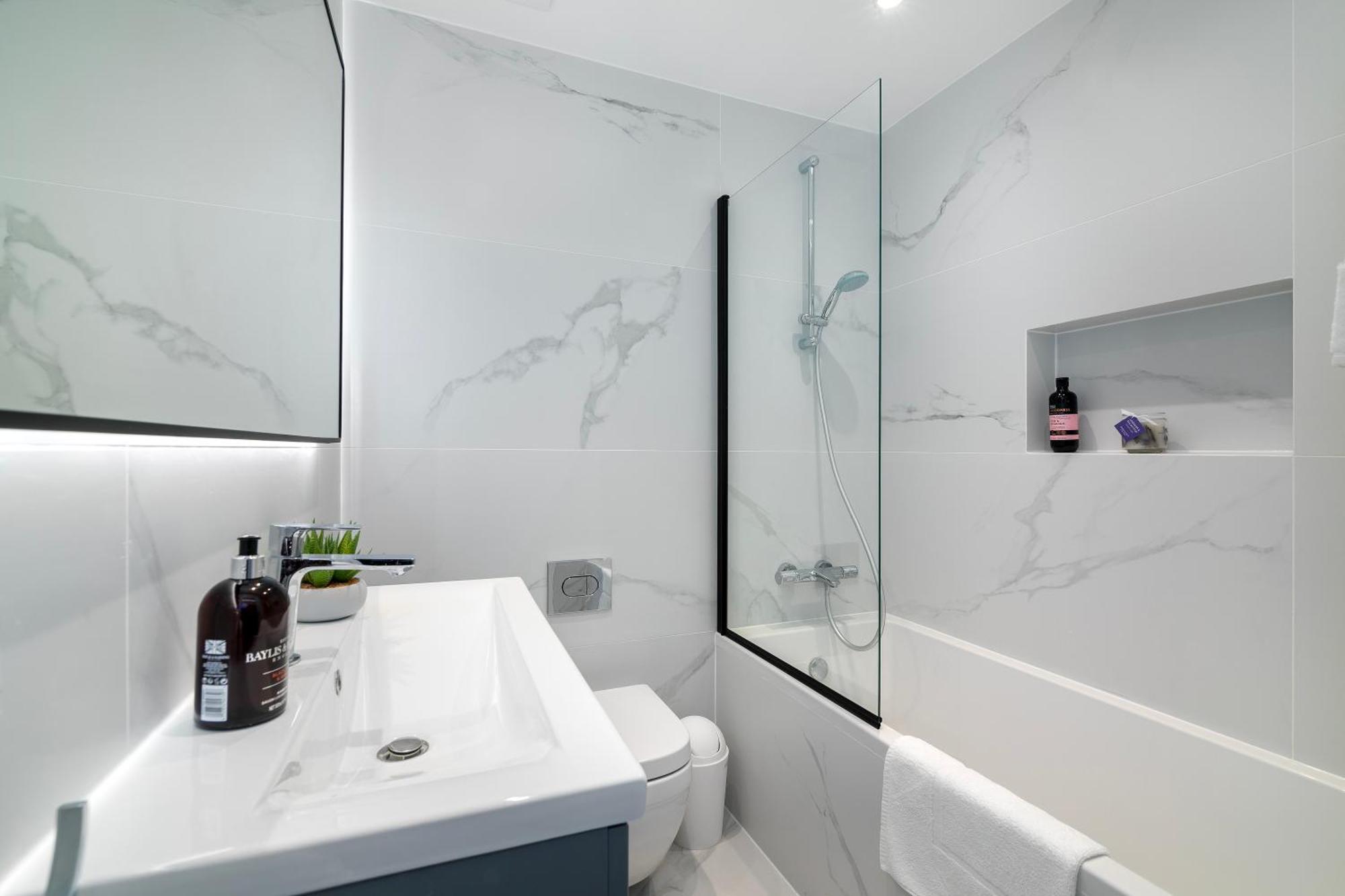 Modern 2 Bed En-suite Chelsea Lägenhet *