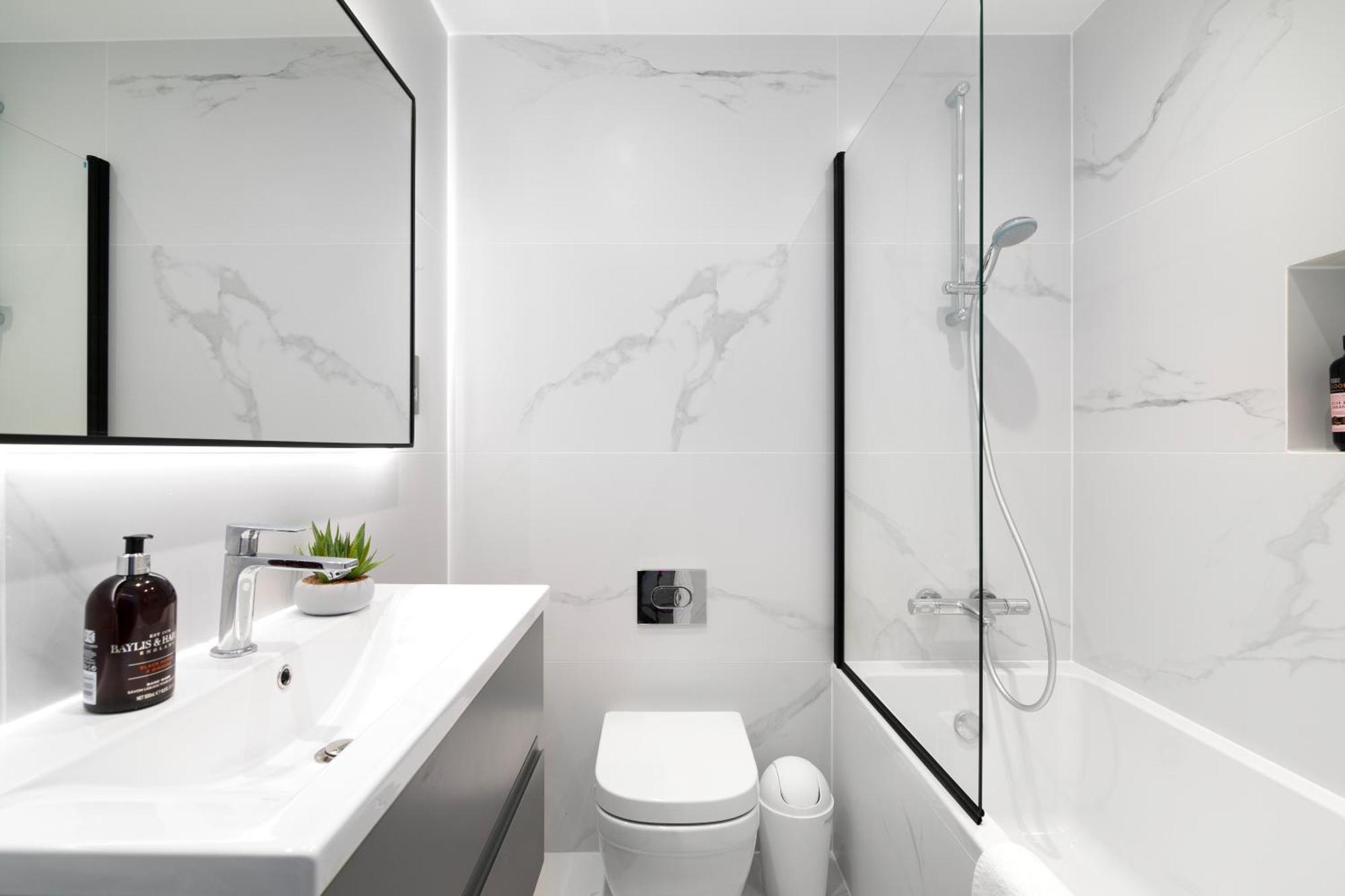 Modern 2 Bed En-suite Chelsea Lägenhet London