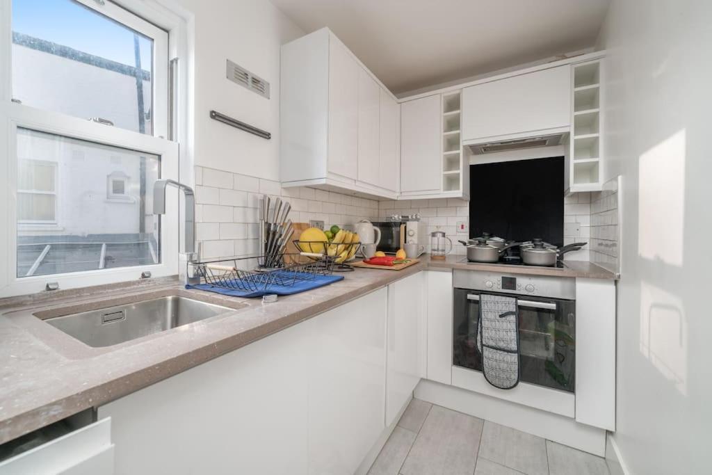 New 4bd Stylish With Amazing Transport Appartement Londen