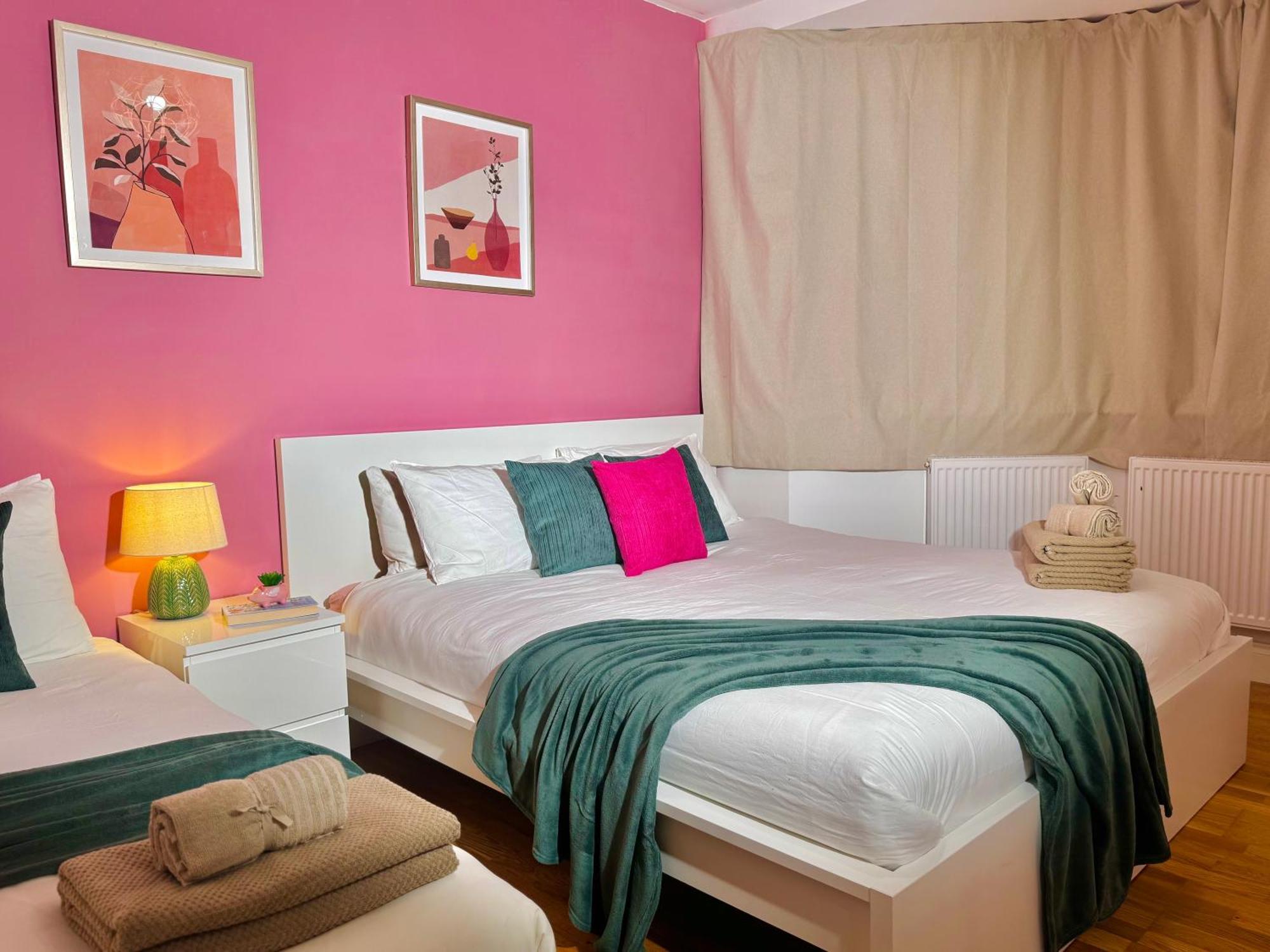 Modern 1-bed 30min To & Parking Leilighet