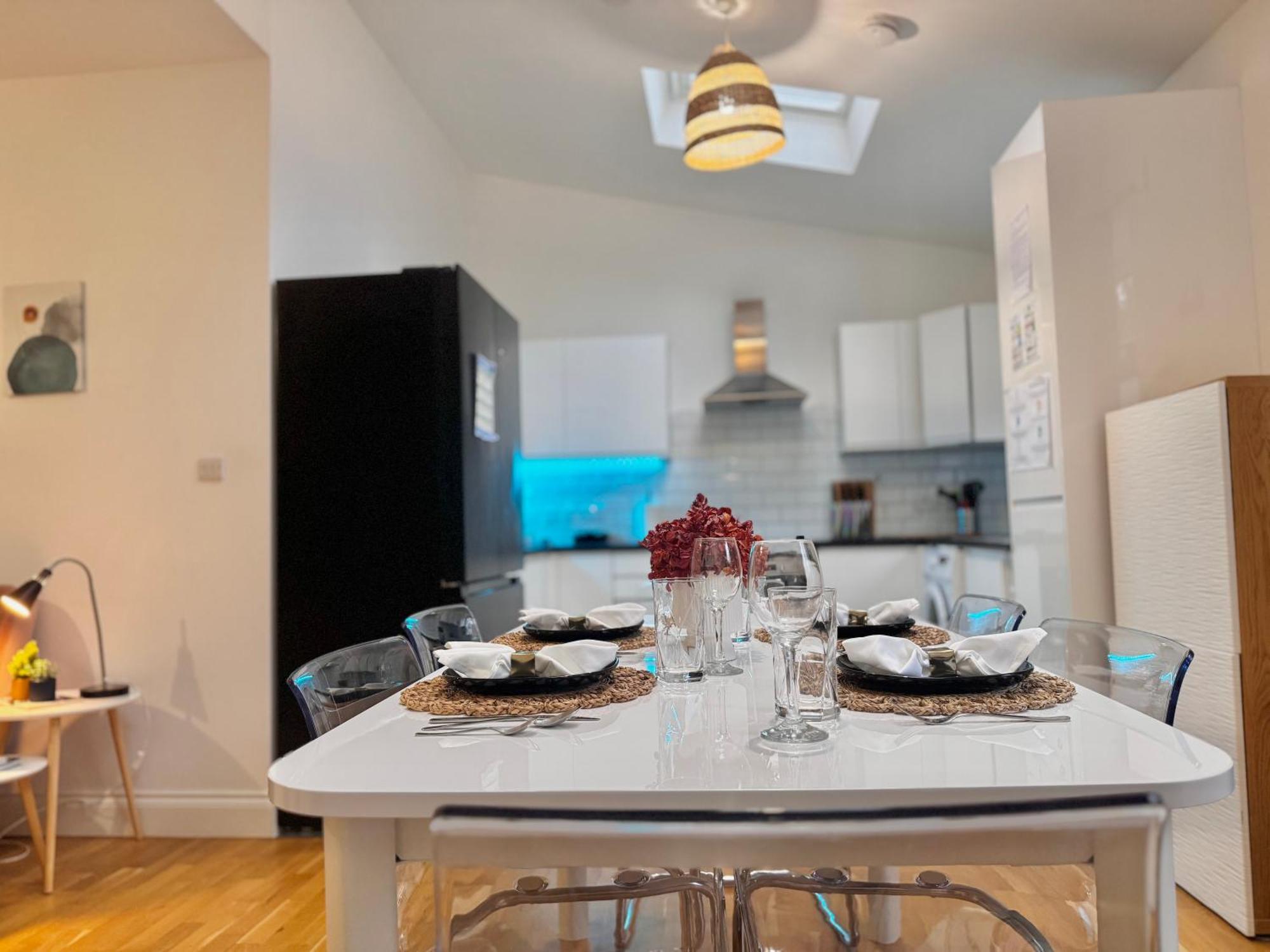 Modern 1-bed 30min To & Parking Leilighet