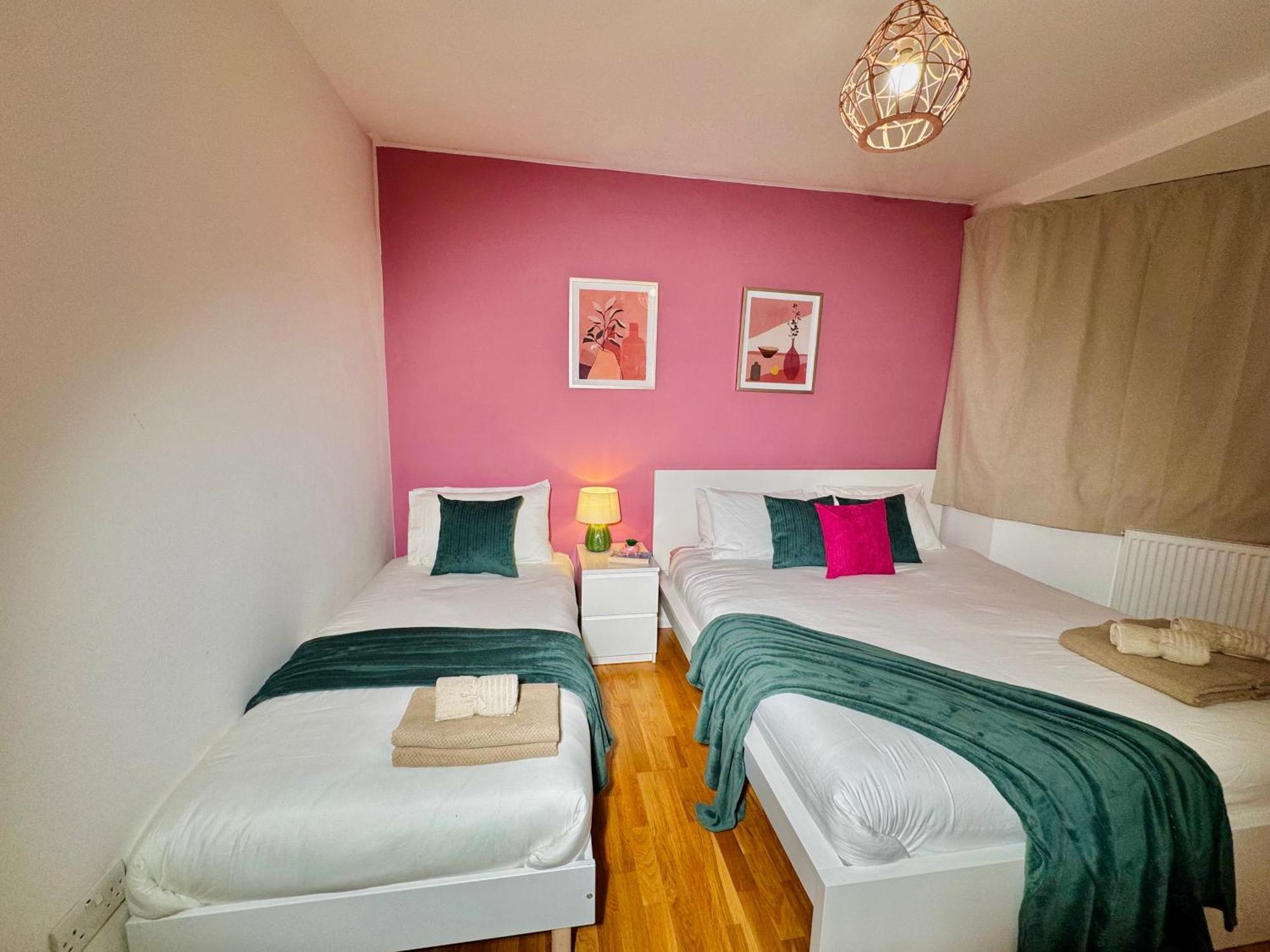 Modern 1-bed 30min To & Parking Leilighet