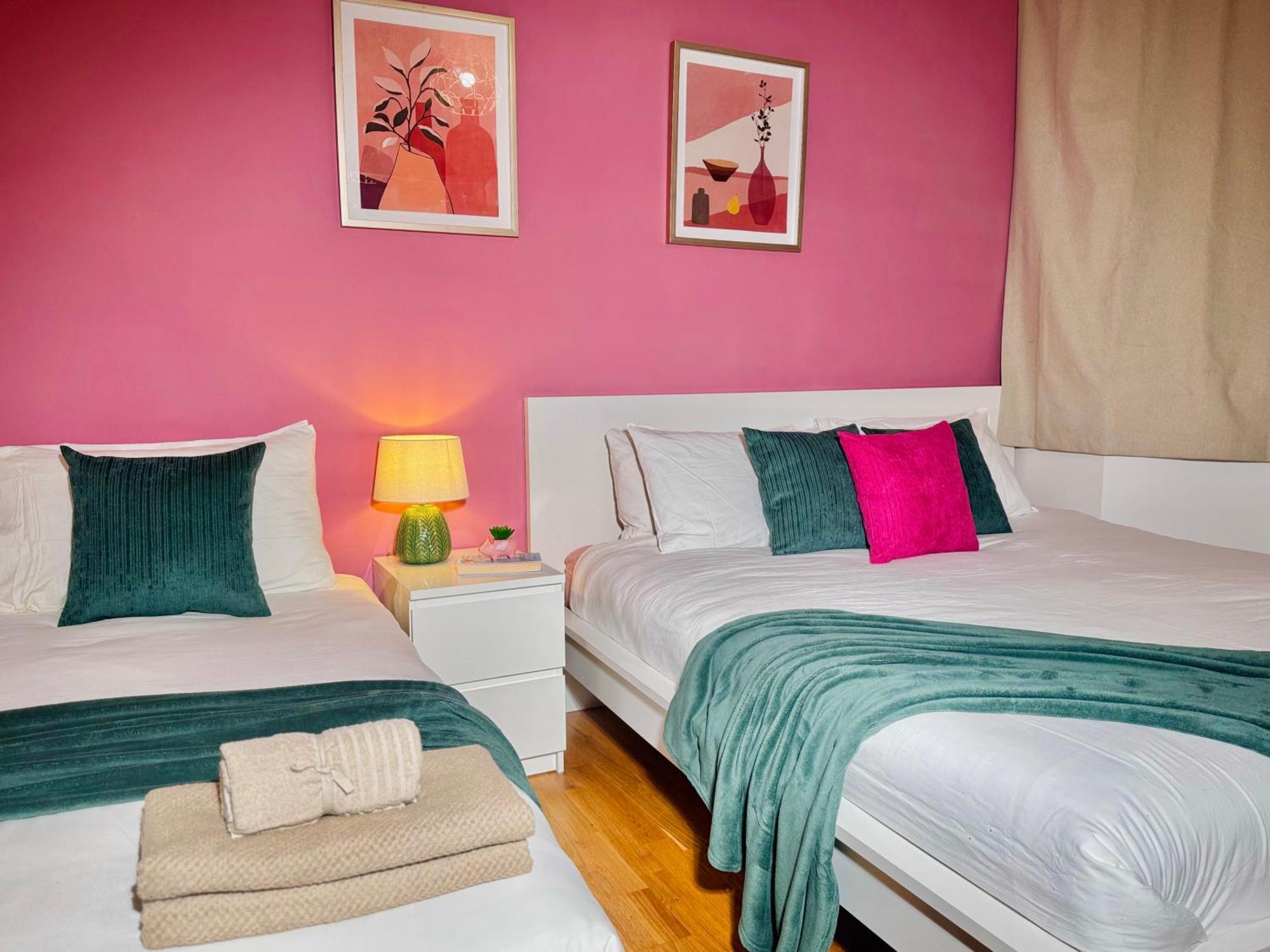 Modern 1-bed 30min To & Parking Leilighet *