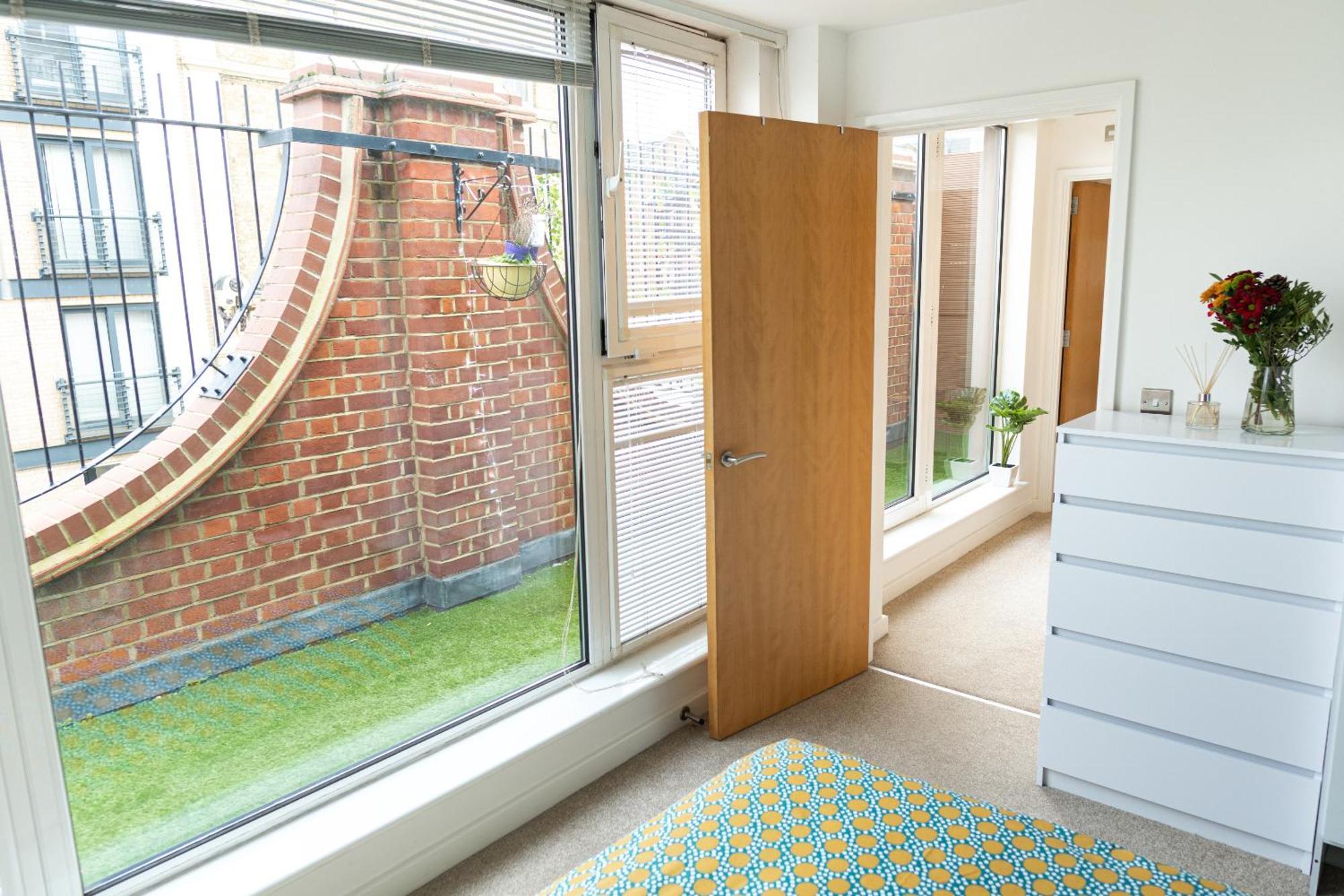 Bartlett House With Terrace Near Greenwich London