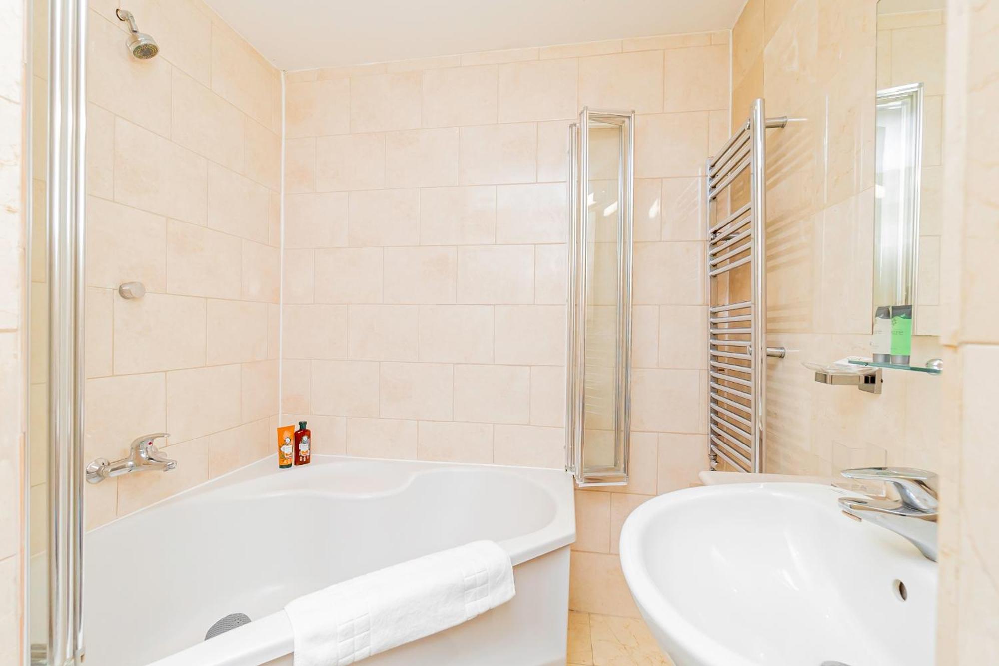 Chic 2 Bedrooms 2 Bathrooms At Kensington Lejlighed *