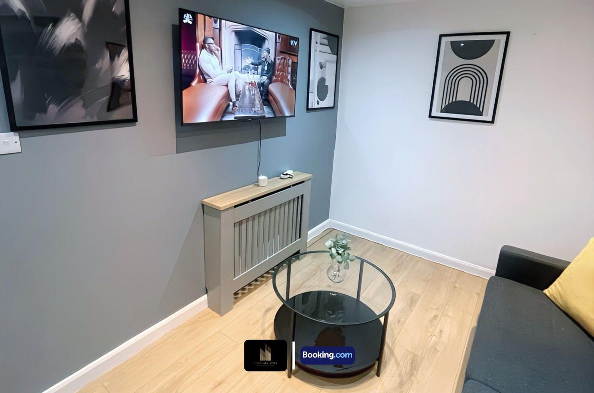 Stylish 2 Bedroom By Luxe Haven Homes Short Lets & Serviced Canning Town Greater With Free Wifi *