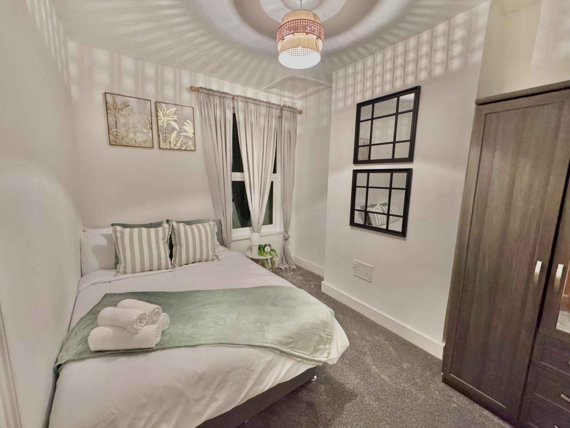 Spacious 3 Bedroom House Near London, O2, Excel, Stratford, Tube Station & Parking Available Ferienhaus *