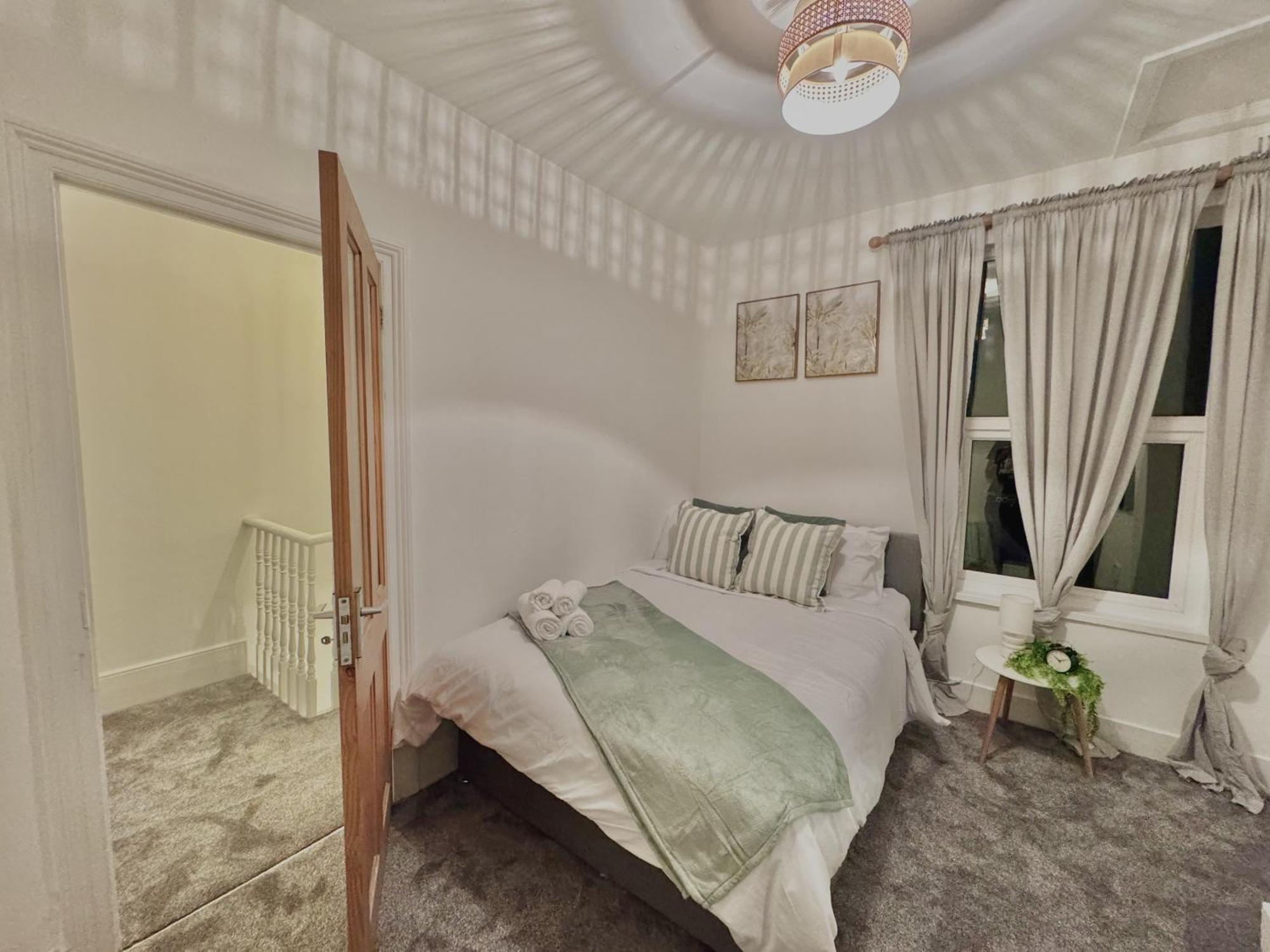 Spacious 3 Bedroom House Near London, O2, Excel, Stratford, Tube Station & Parking Available Ferienhaus London