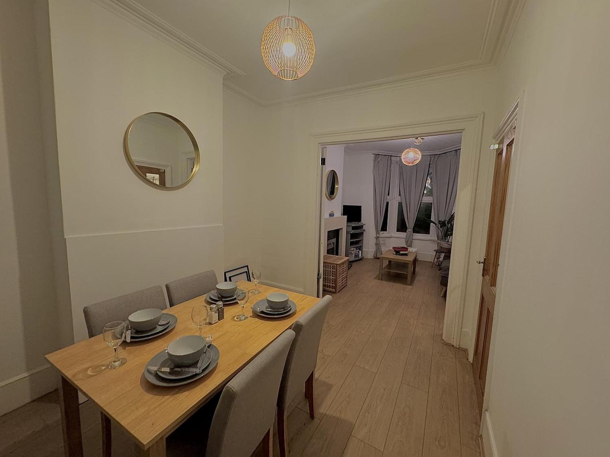 Spacious 3 Bedroom House Near London, O2, Excel, Stratford, Tube Station & Parking Available Ferienhaus *