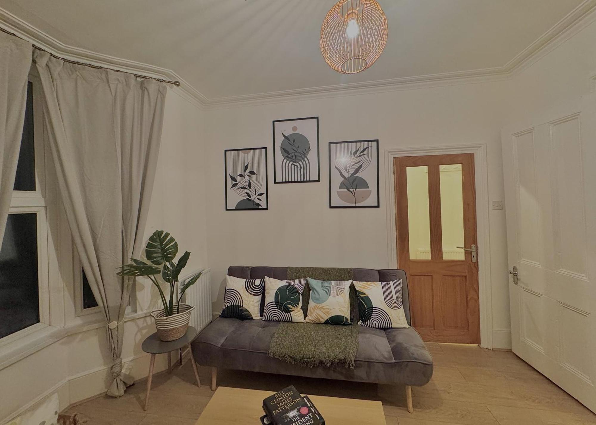 Ferienhaus Spacious 3 Bedroom House Near London, O2, Excel, Stratford, Tube Station & Parking Available *