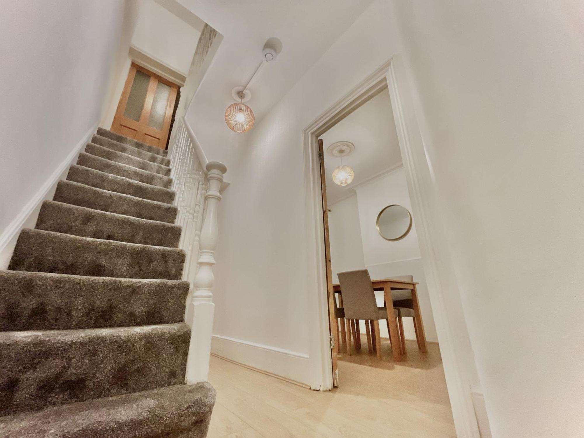 Spacious 3 Bedroom House Near London, O2, Excel, Stratford, Tube Station & Parking Available Ferienhaus