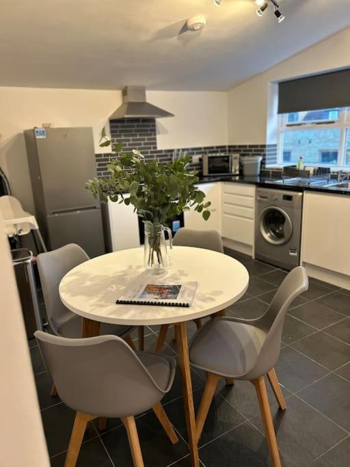 Lägenhet 2 Bedroom Flat In Stoke Newington *