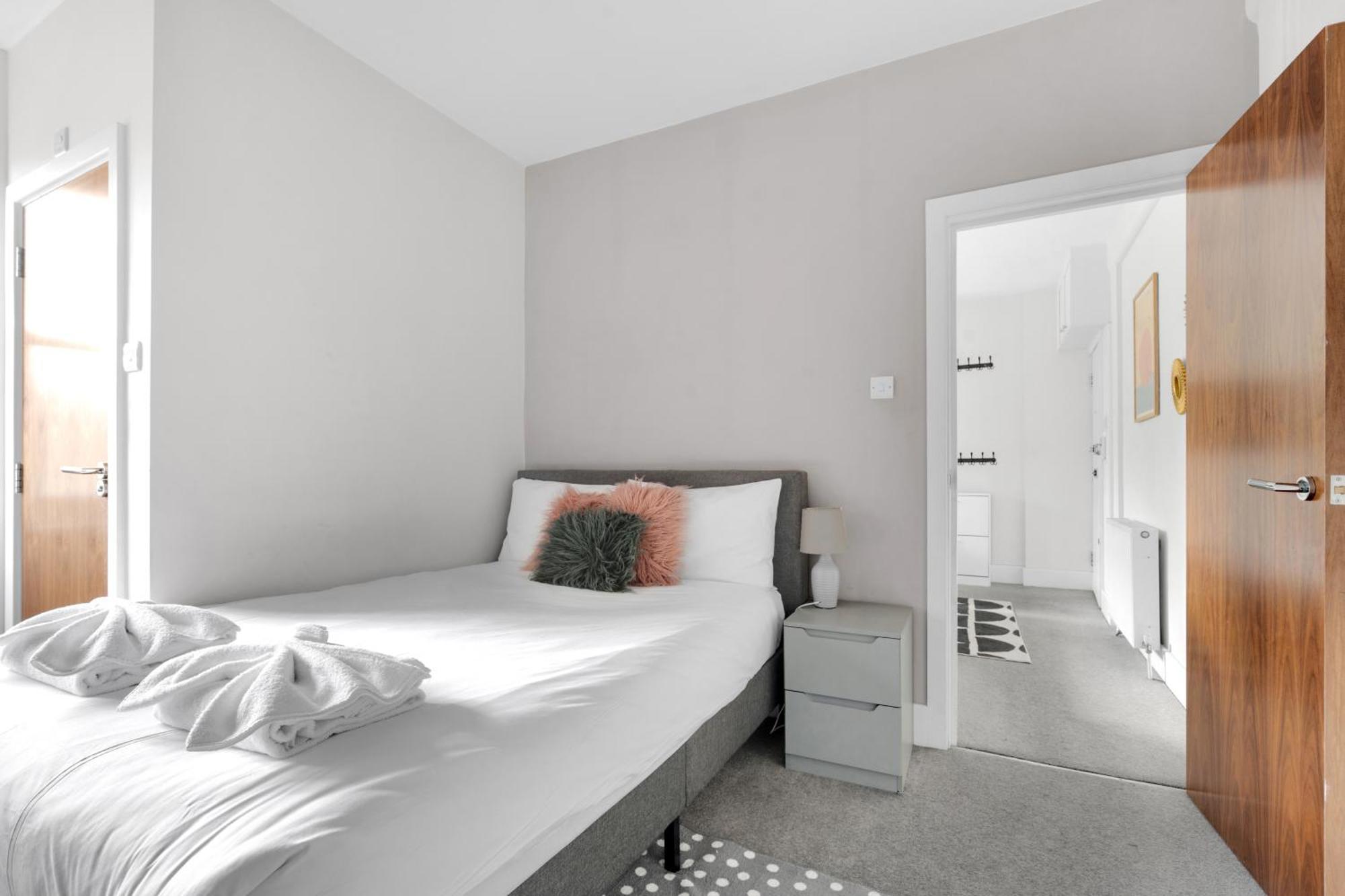 Very Central,1gb Fibre Wifi, 2min To Tube & Heathrow, Free Coffee, Milk & Snacks, 2 New Tvs & Sofabed Lägenhet *