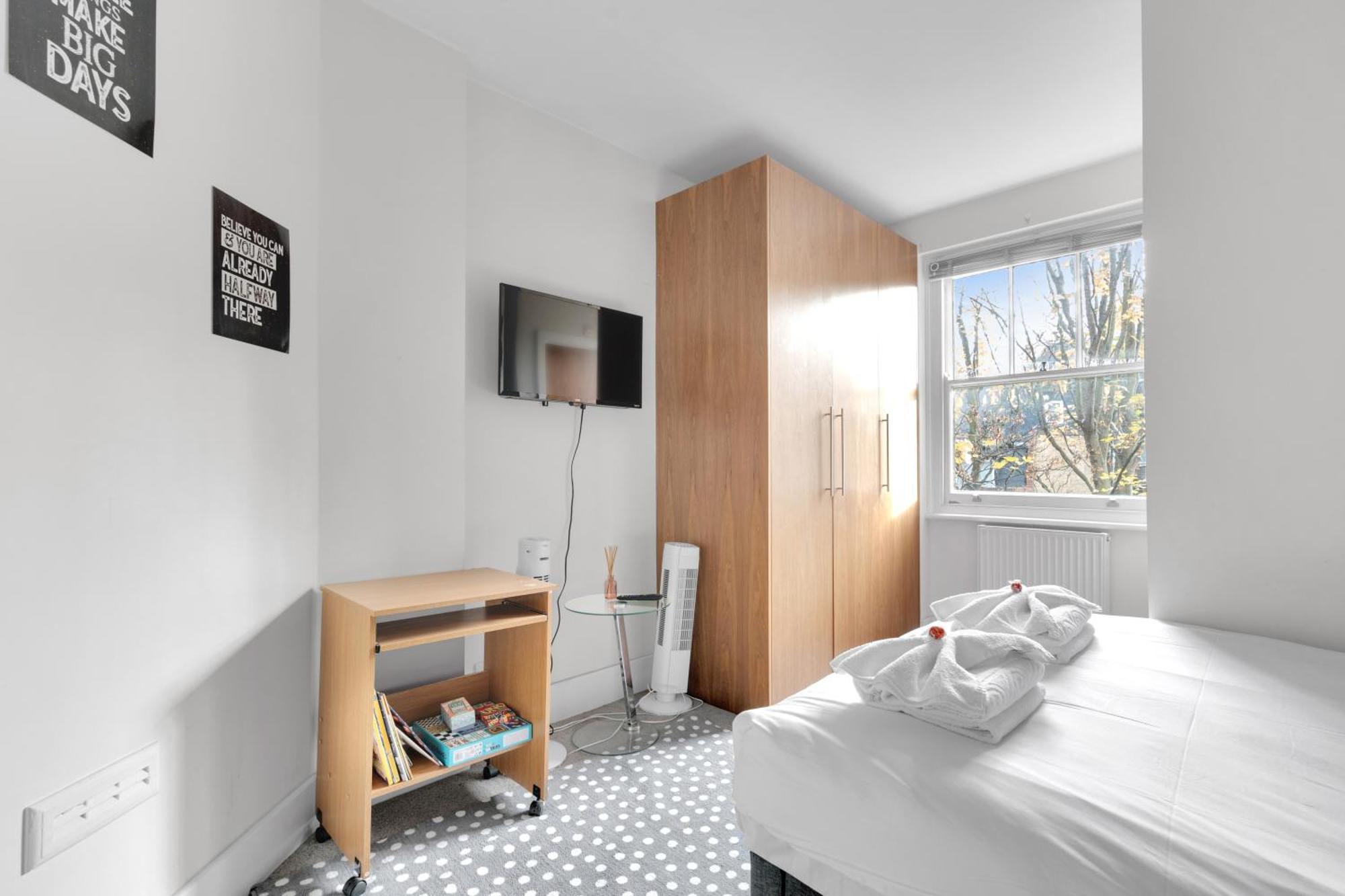 Lägenhet Very Central,1gb Fibre Wifi, 2min To Tube & Heathrow, Free Coffee, Milk & Snacks, 2 New Tvs & Sofabed *