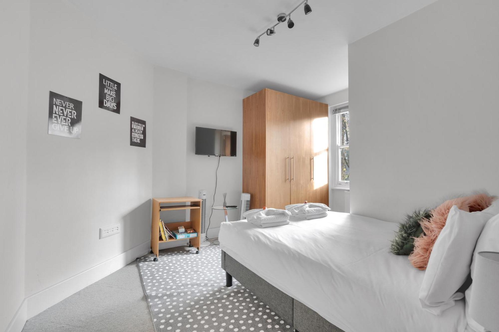 Appartement Very Central,1gb Fibre Wifi, 2min To Tube & Heathrow, Free Coffee, Milk & Snacks, 2 New Tvs & Sofabed Londen