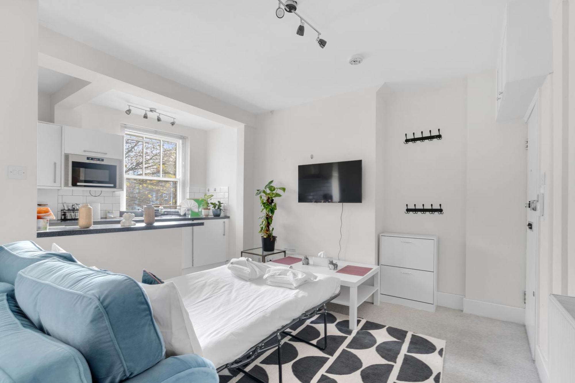 Lägenhet Very Central,1gb Fibre Wifi, 2min To Tube & Heathrow, Free Coffee, Milk & Snacks, 2 New Tvs & Sofabed *