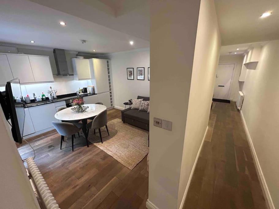 Portobello 2-bed Appartamento Londra