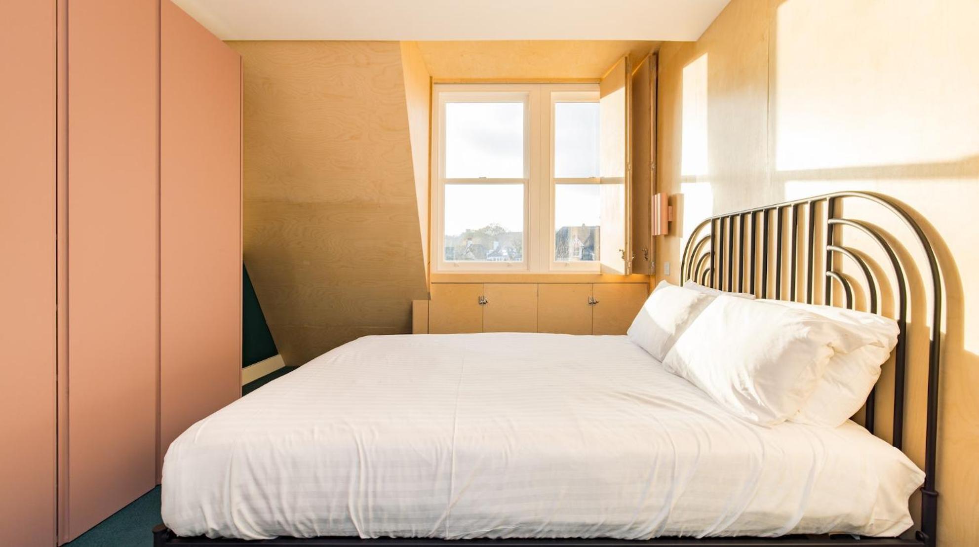 Spectacular 2 Bed Scandi Style Penthouse With Terrace London