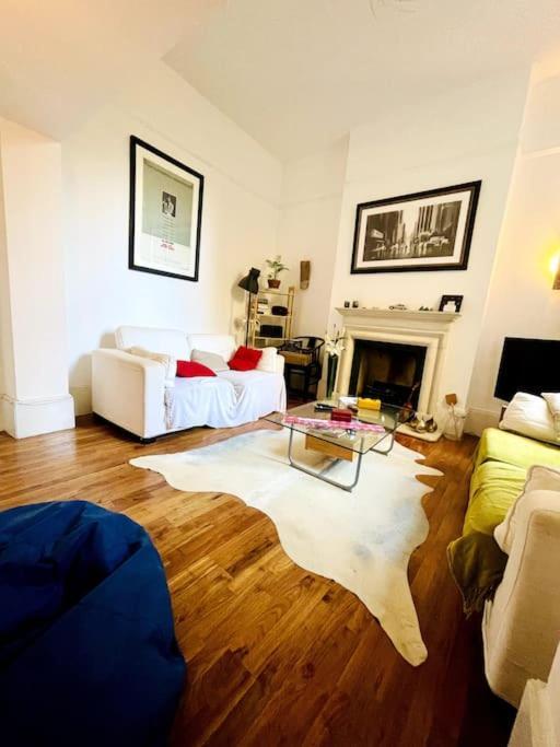 New! Stylish 3-bed With Garden Londen