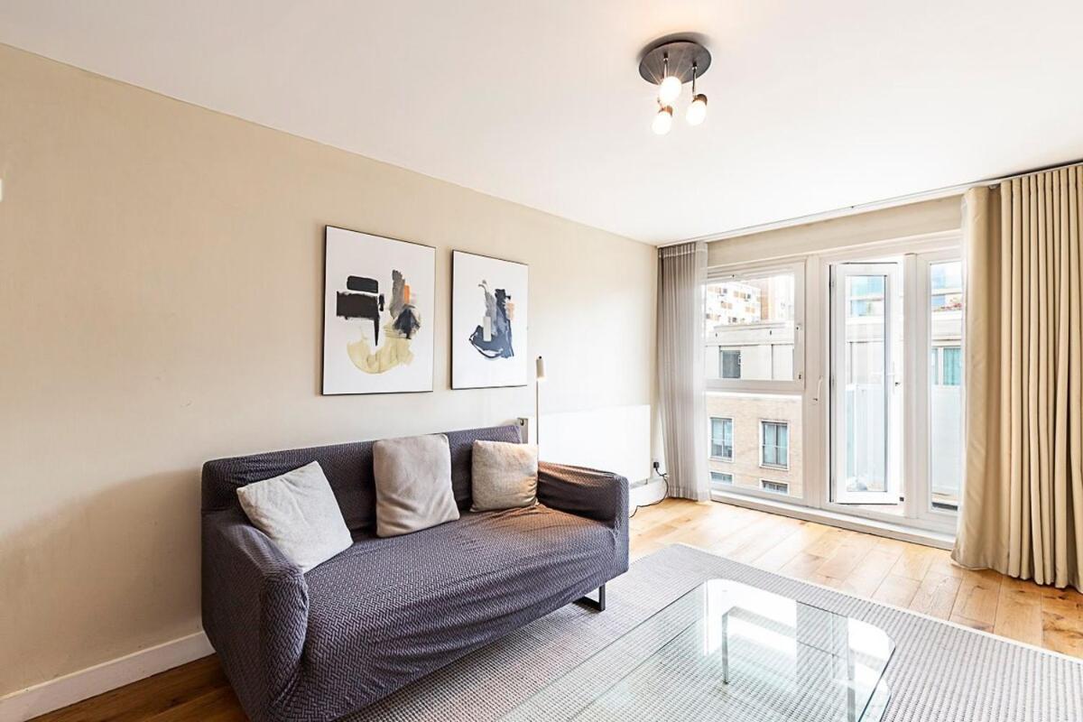 Modern With Balcony Londen