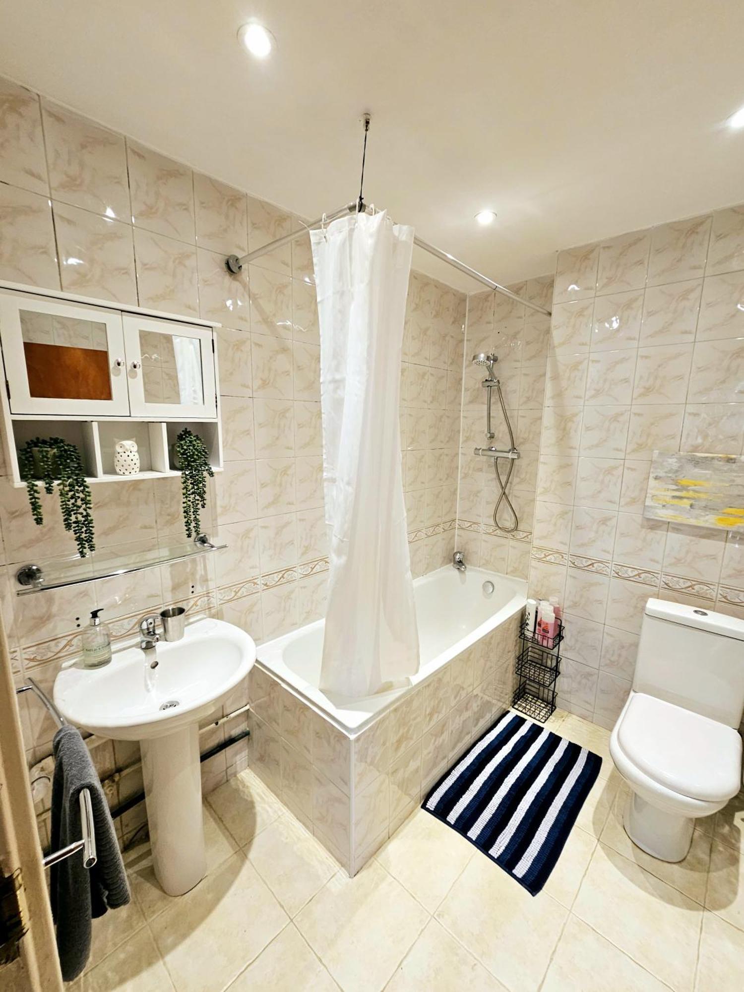 Lägenhet Bright & Spacious In Building With Lift, Right Next To Bayswater Station - Walk To Kensington Palace, Hyde Park, Little Venice & Notting Hill