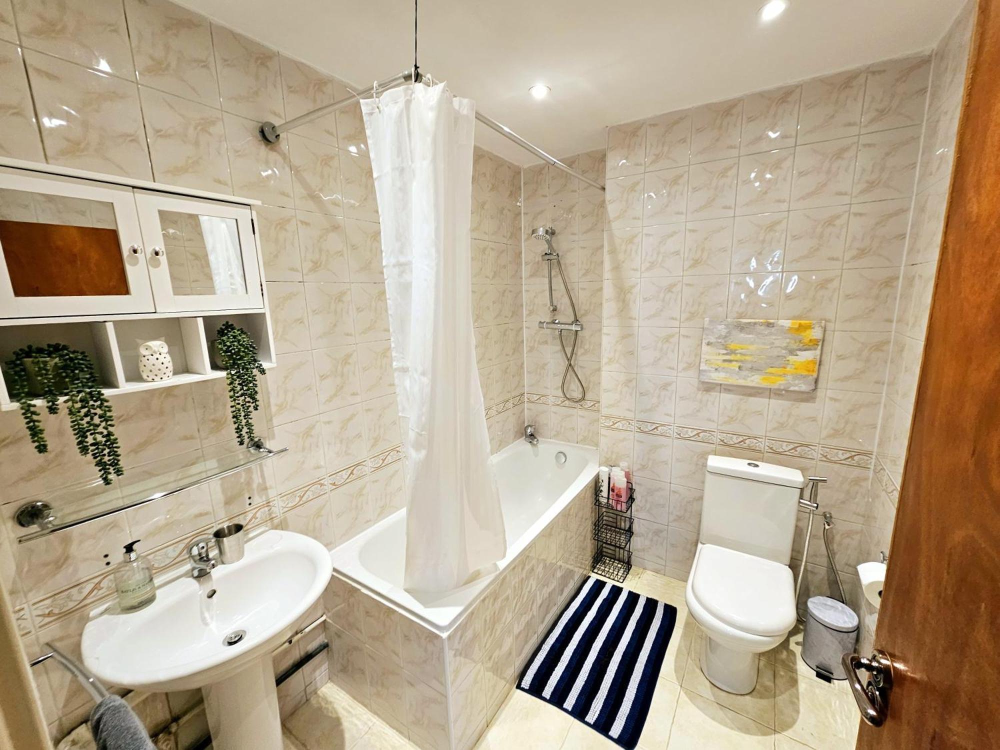 Bright & Spacious In Building With Lift, Right Next To Bayswater Station - Walk To Kensington Palace, Hyde Park, Little Venice & Notting Hill Lägenhet *