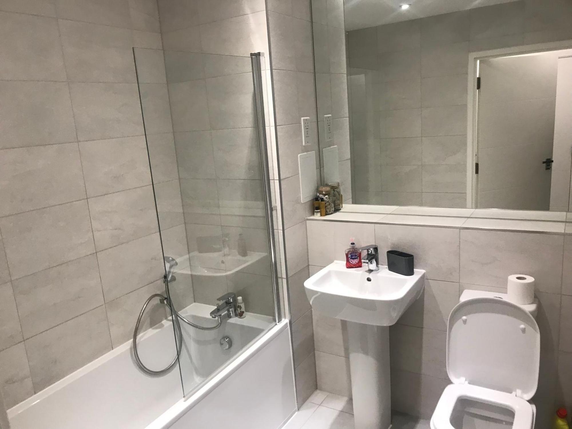 Homestay Private & Private Bathroom In Park Royal London