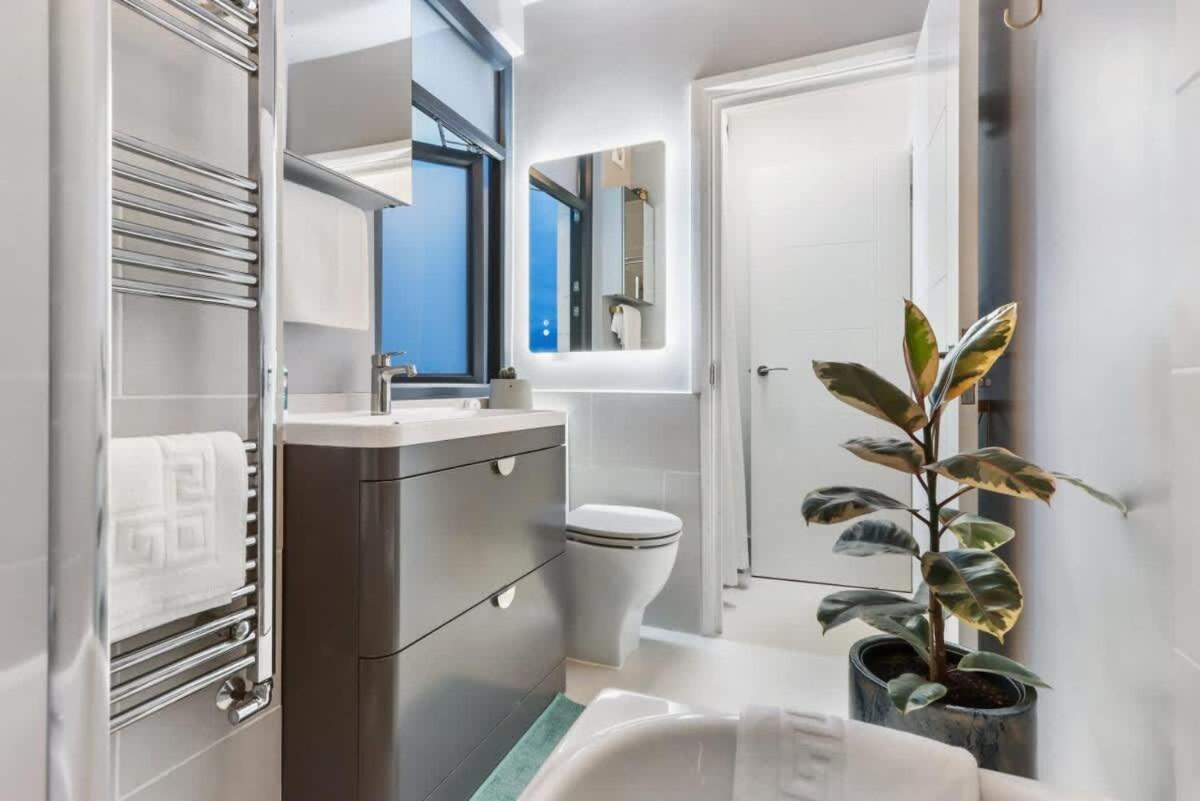 Modern Double Bedroom In 1 *