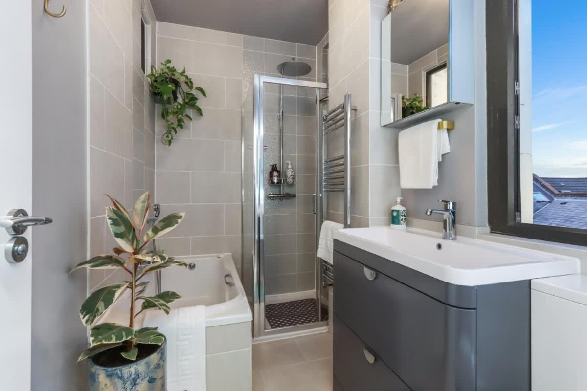 Modern Double Bedroom In 1 Semesterbostad London