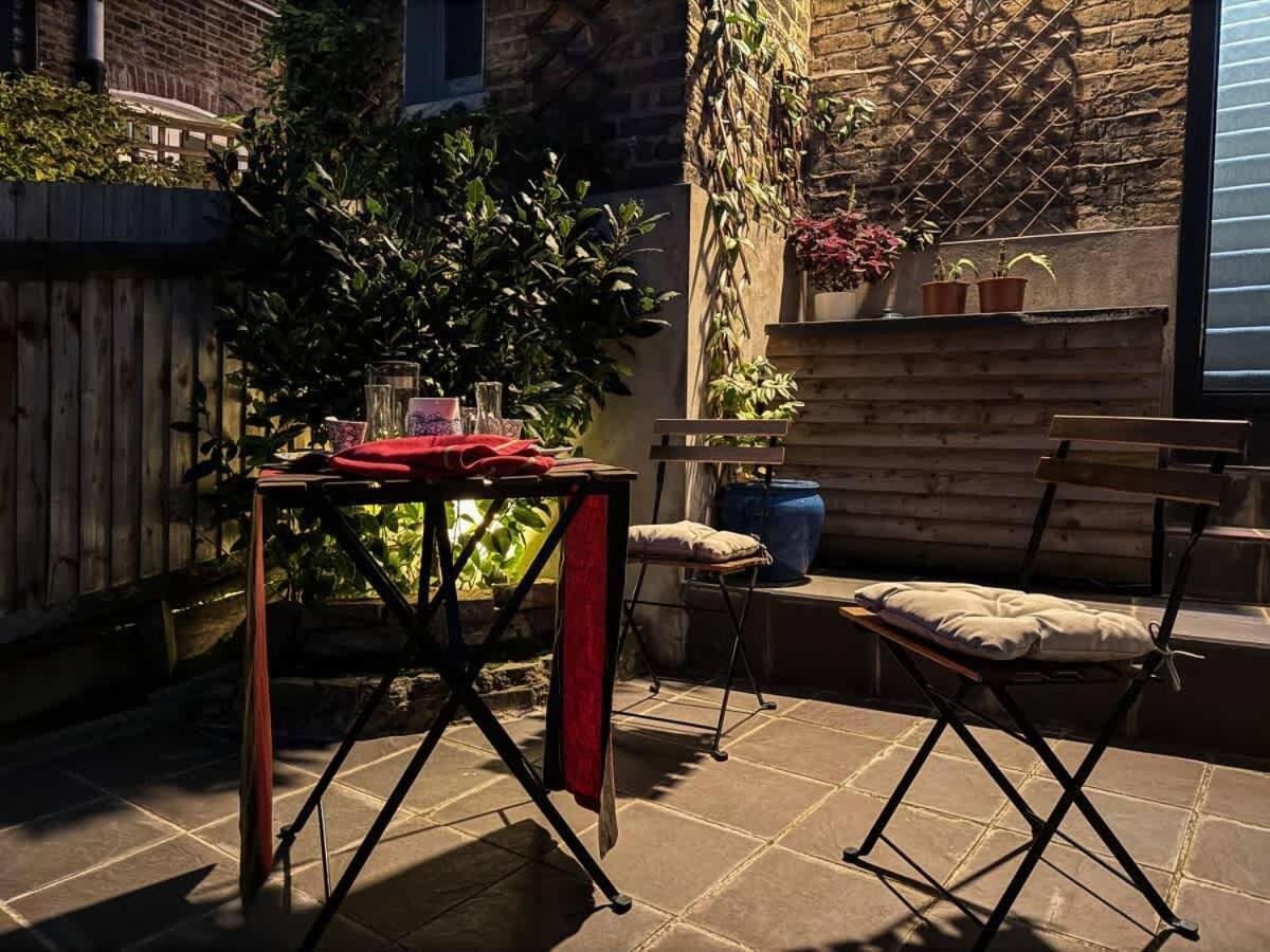Modern Double Bedroom In 1 London