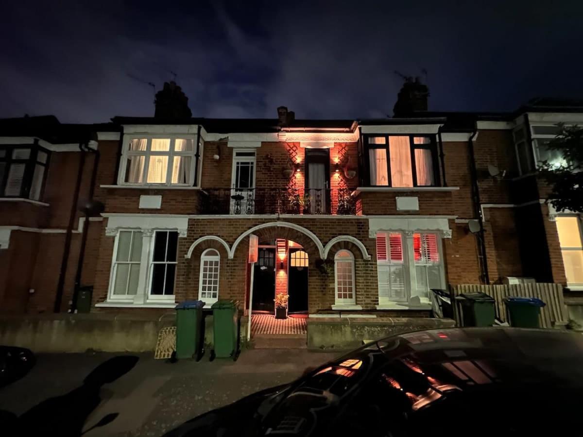 Modern Double Bedroom In 2 Holiday home London