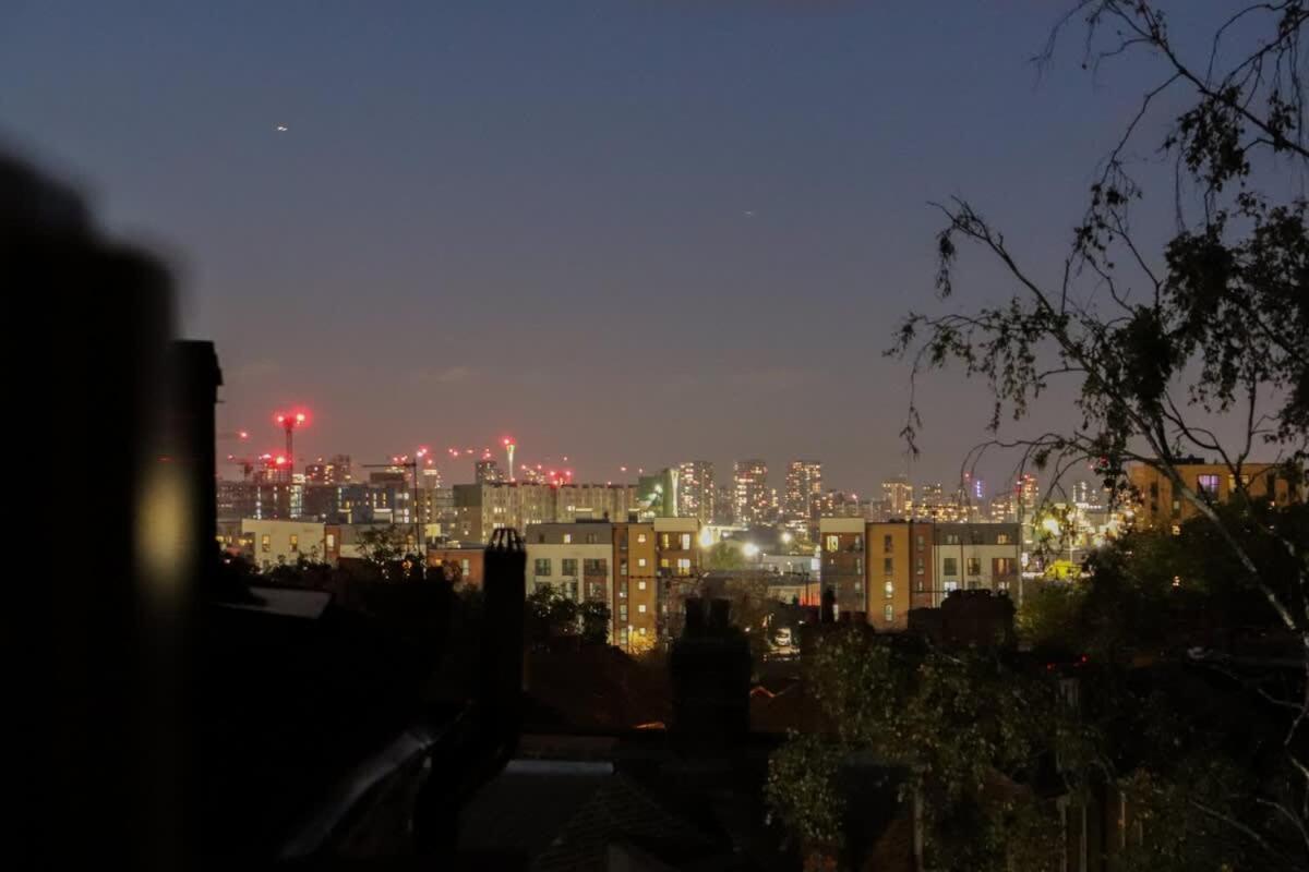 Modern Double Bedroom In 2 Holiday home London
