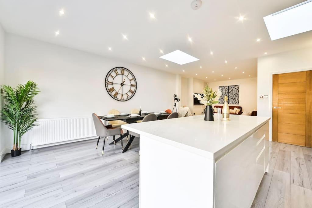 House With Garden Next Wembley Stadium Free Parking London