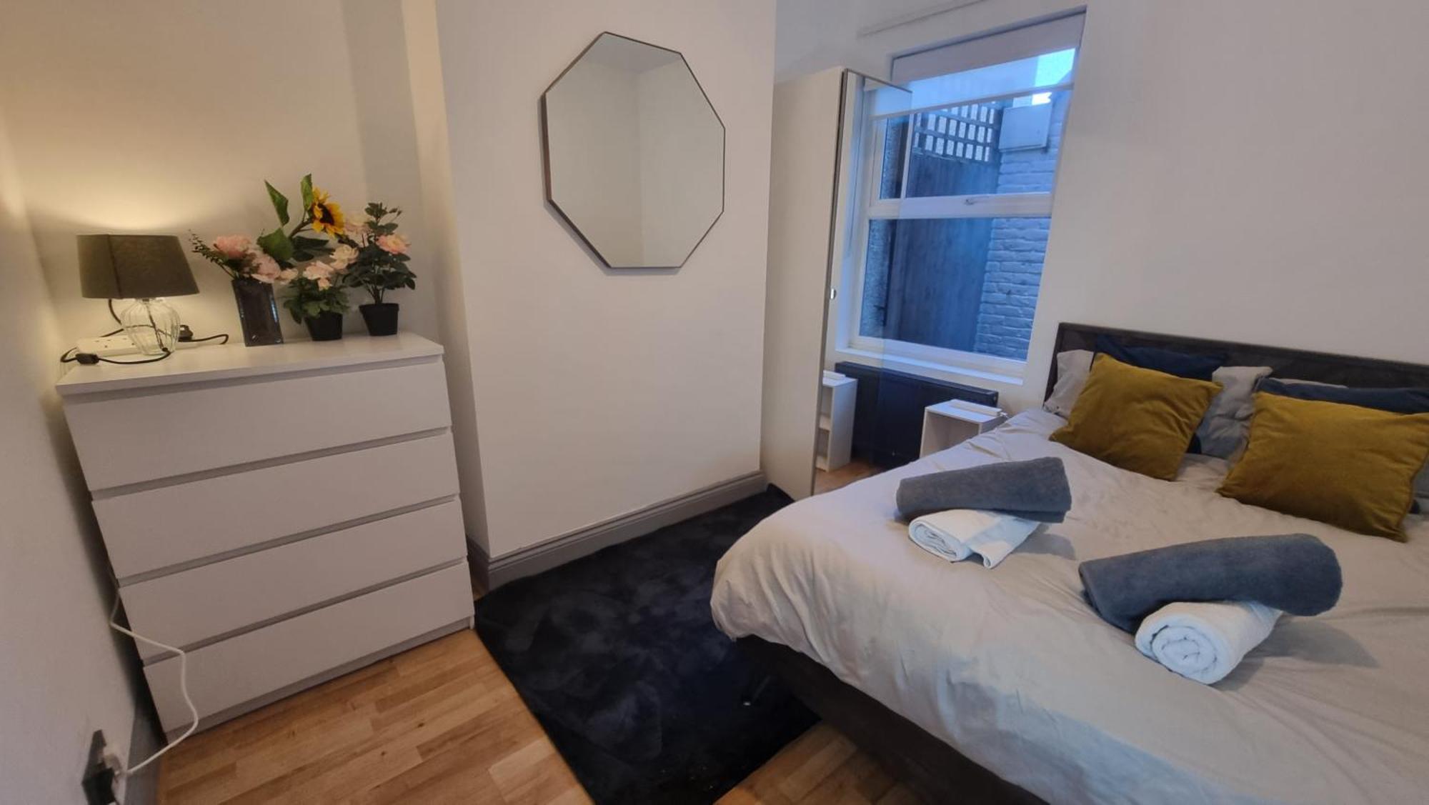 5 Bed With Cinema, F1 Racing Sim, 1 Gb Internet, Bbq, Garden, 20 Mins London, Parking, Ev Port, Metro 5 Mins Walk Apartment *