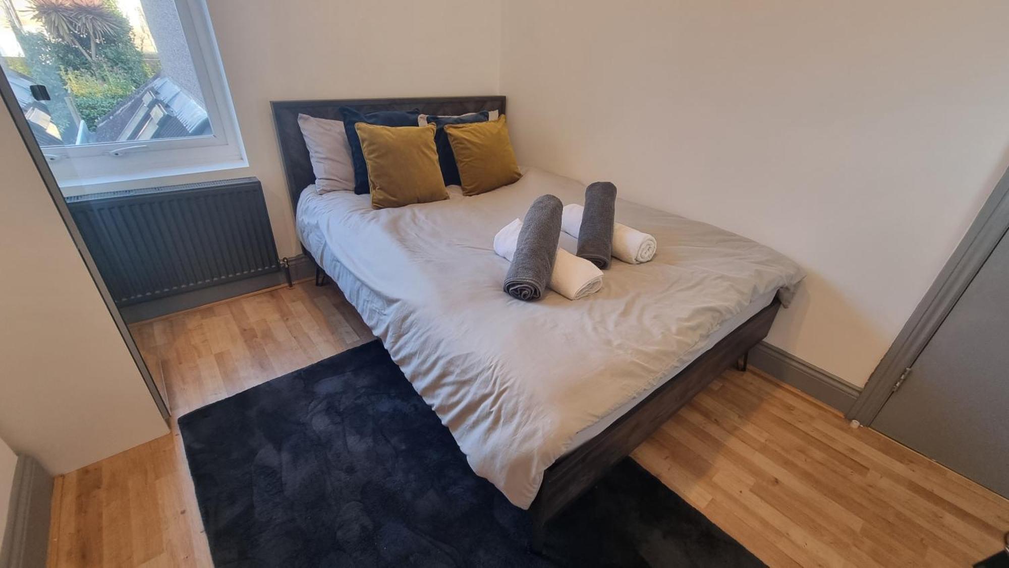 5 Bed With Cinema, F1 Racing Sim, 1 Gb Internet, Bbq, Garden, 20 Mins London, Parking, Ev Port, Metro 5 Mins Walk Apartment *
