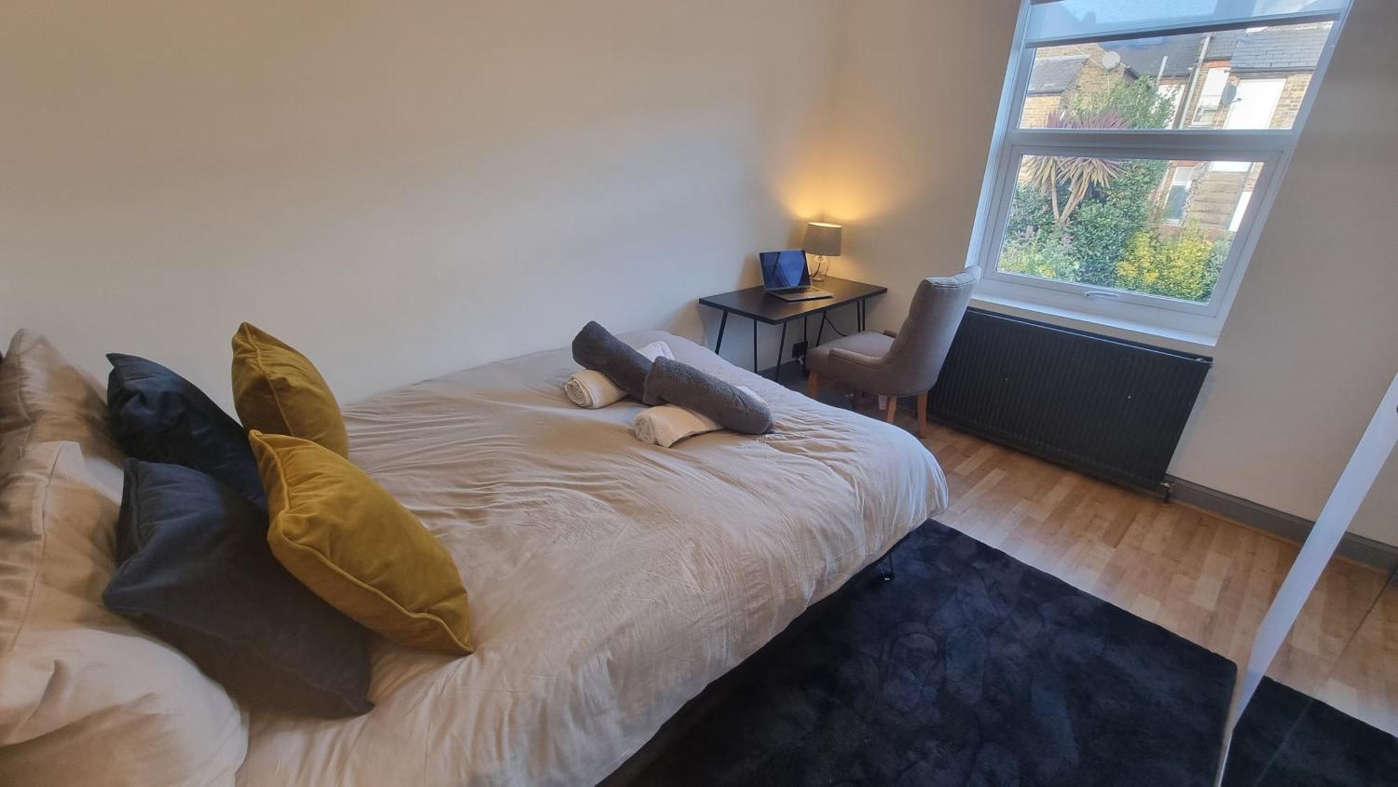 5 Bed With Cinema, F1 Racing Sim, 1 Gb Internet, Bbq, Garden, 20 Mins London, Parking, Ev Port, Metro 5 Mins Walk London