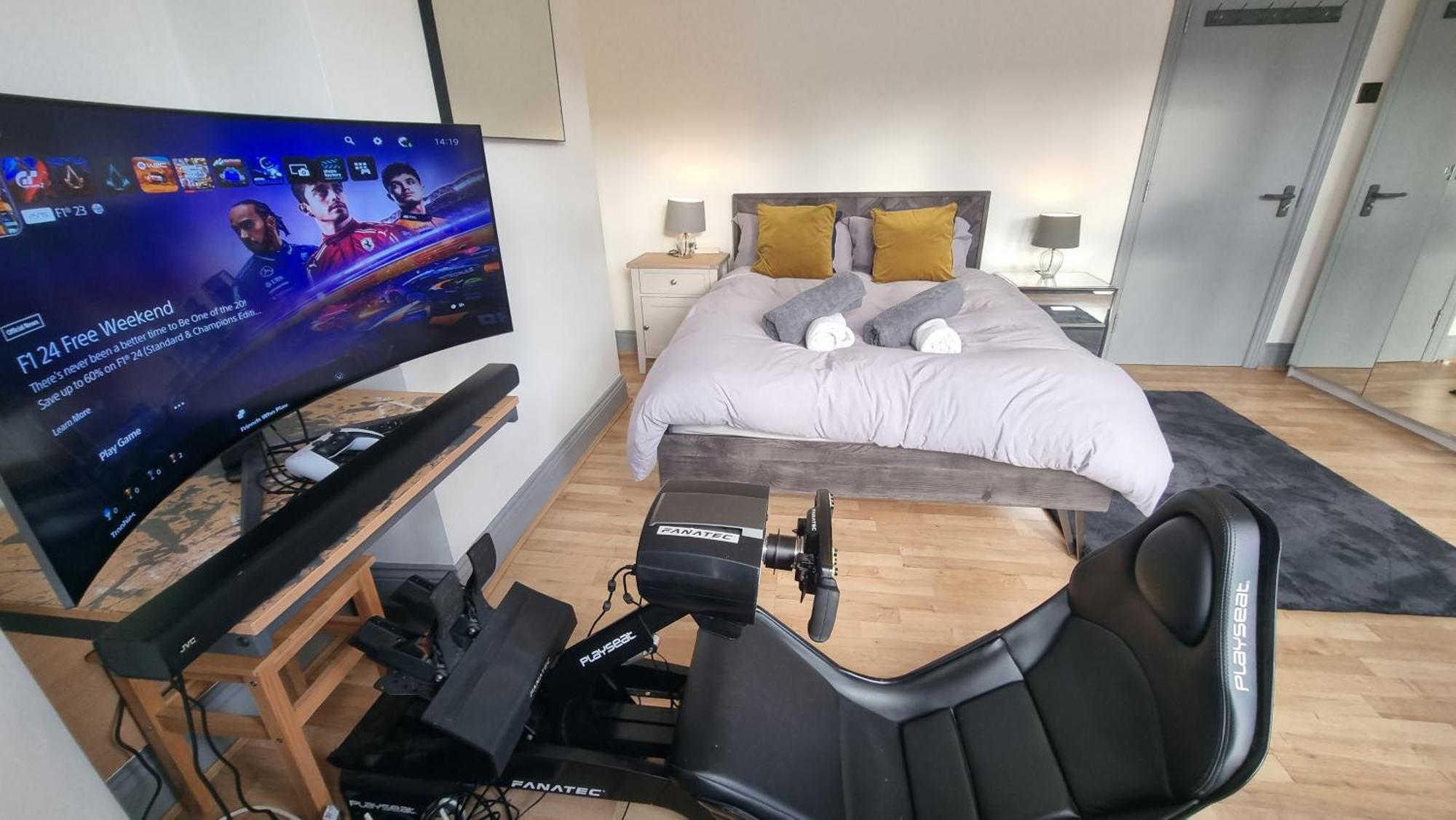 Apartment 5 Bed With Cinema, F1 Racing Sim, 1 Gb Internet, Bbq, Garden, 20 Mins London, Parking, Ev Port, Metro 5 Mins Walk *