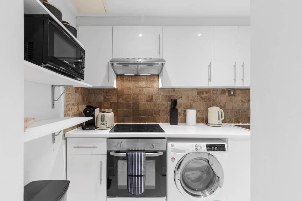 Elegant 2 Bedroom Flat In Prime Apartment London