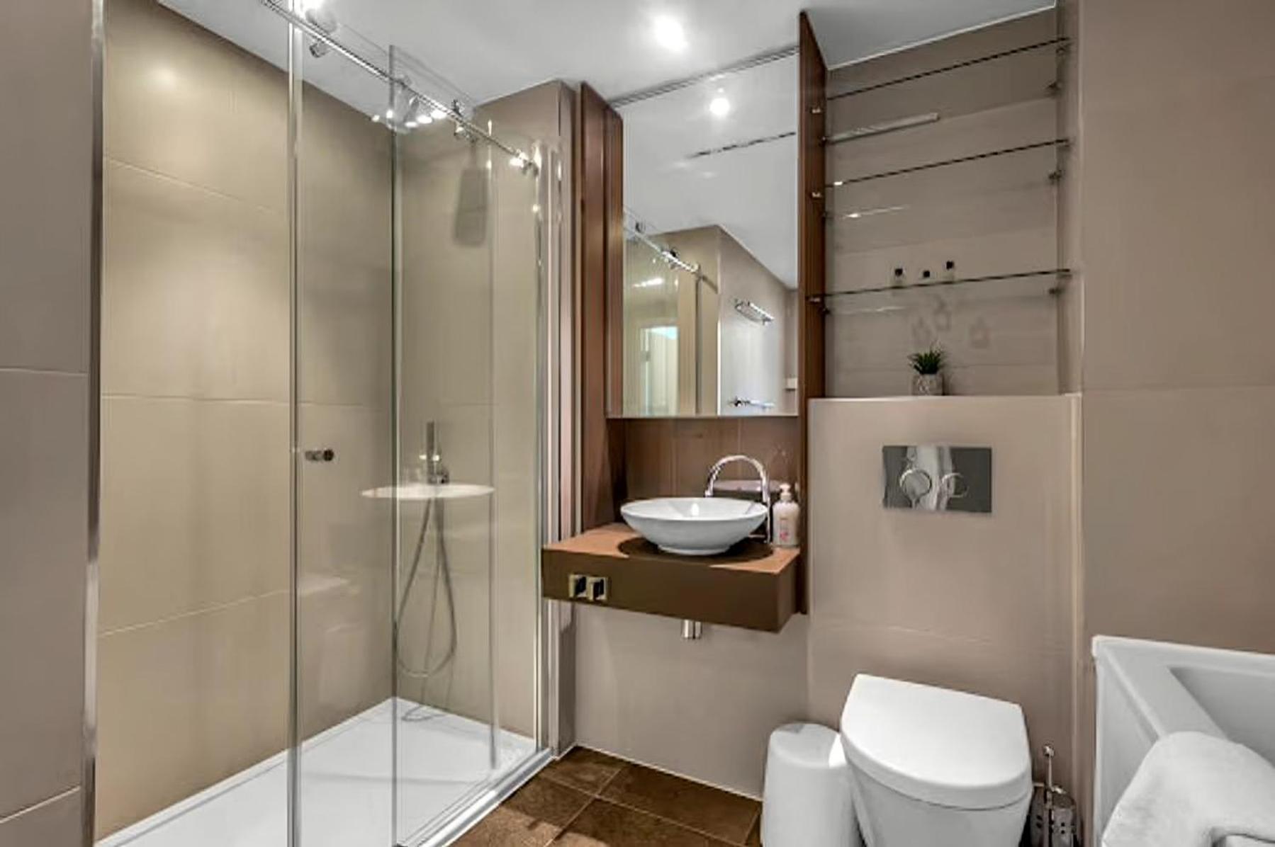 Londwell, Kings Cross & Pentonville Luxury Balcony Apartment London