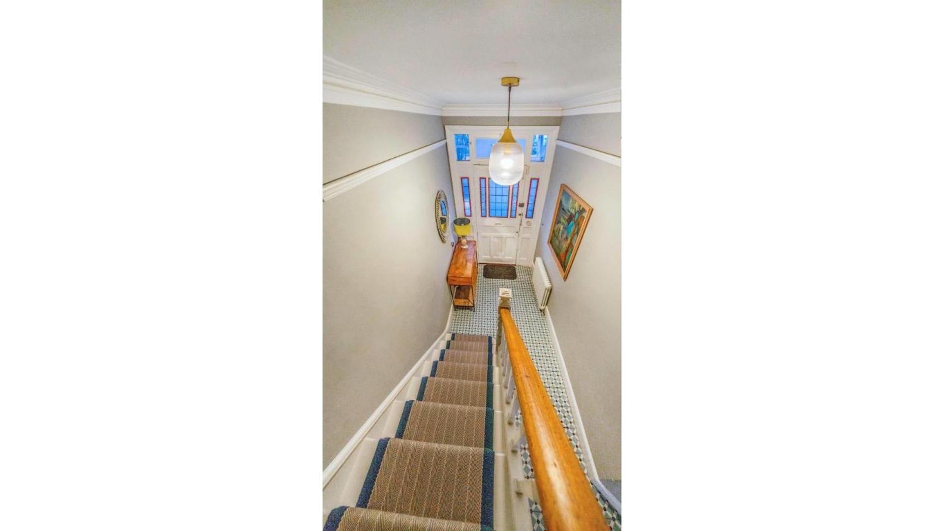 Spacious 4br Retreat With Private Garden Zone 3