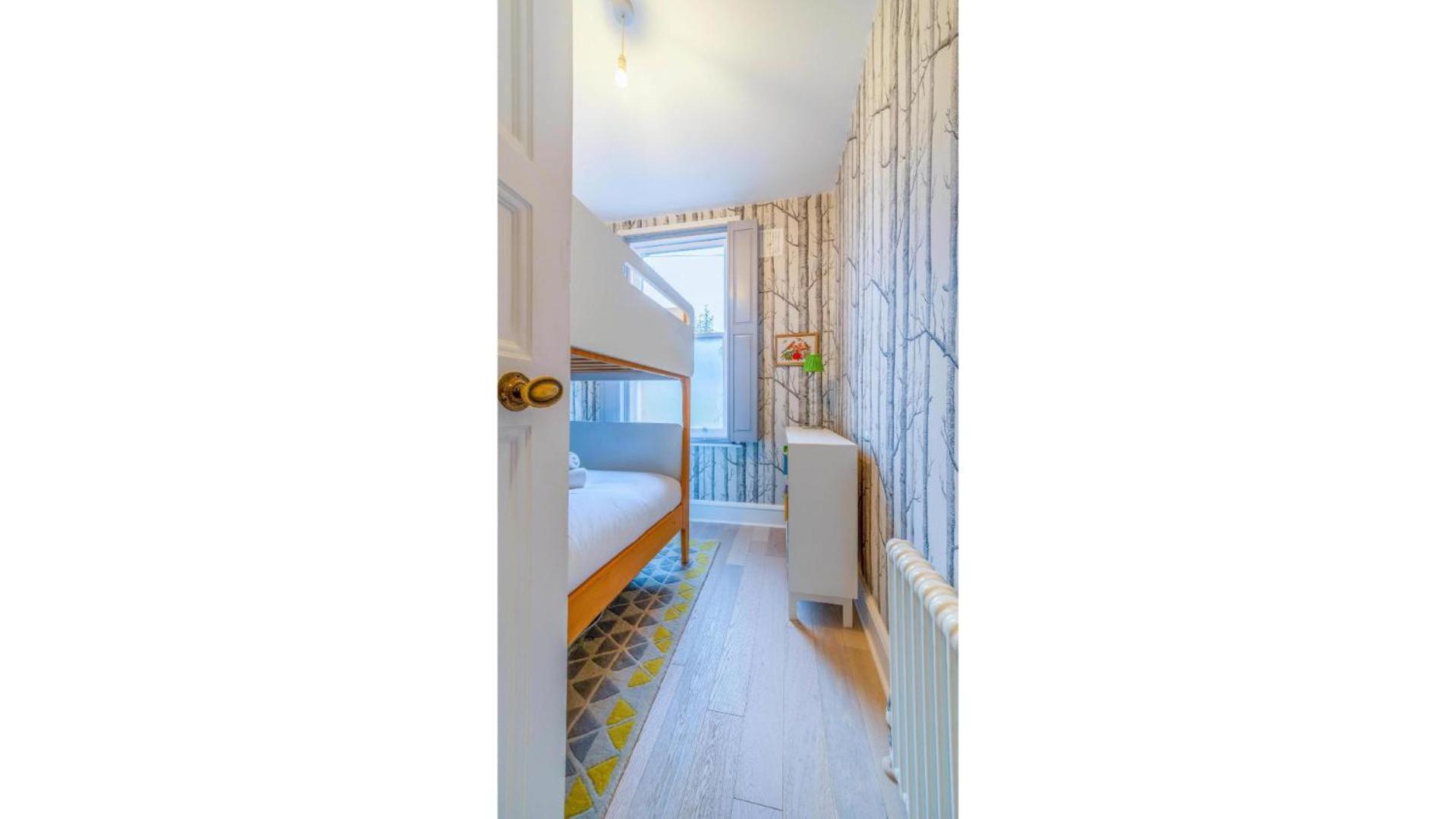 Semesterbostad Spacious 4br Retreat With Private Garden Zone 3 *