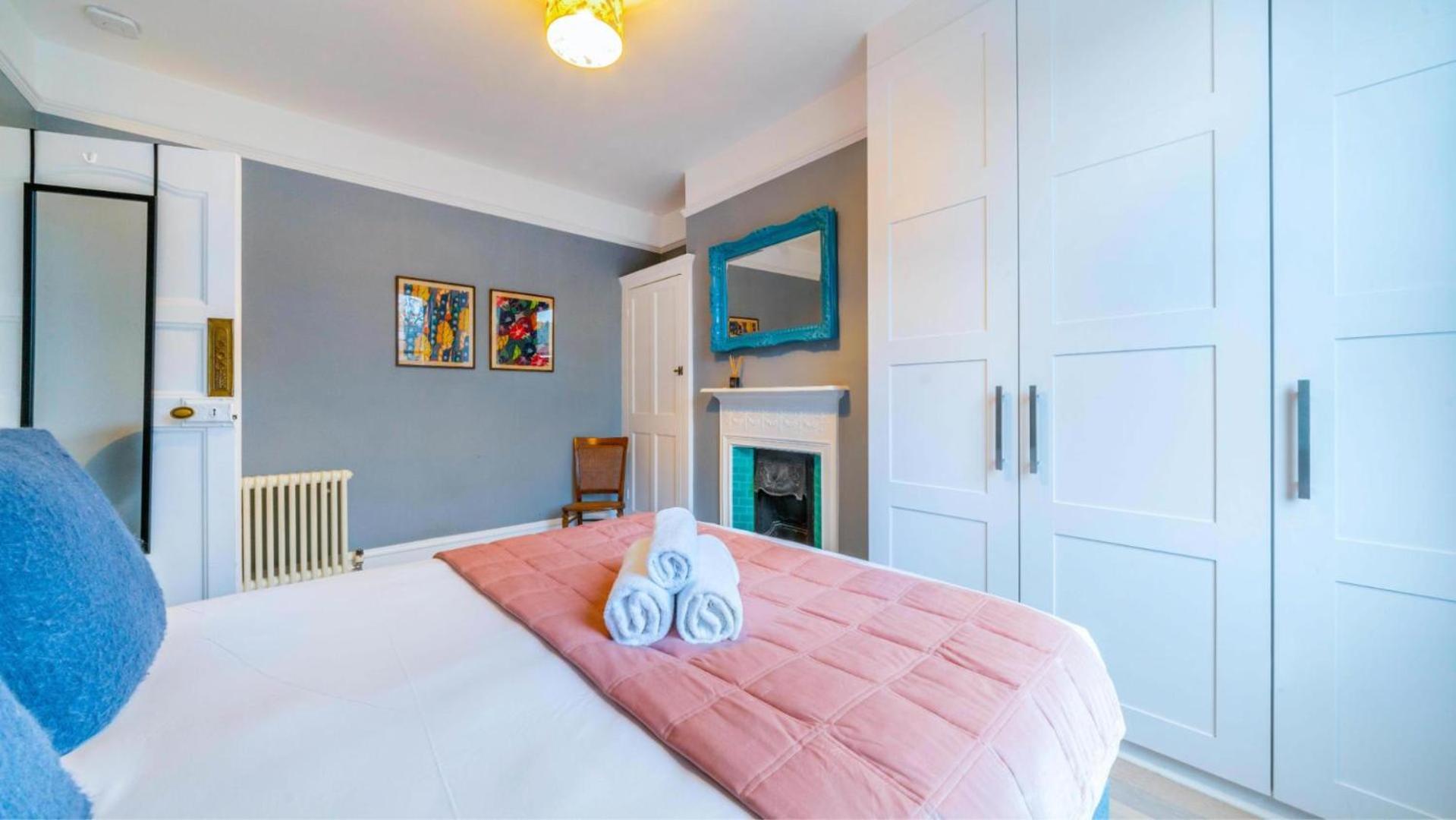 Semesterbostad Spacious 4br Retreat With Private Garden Zone 3 London
