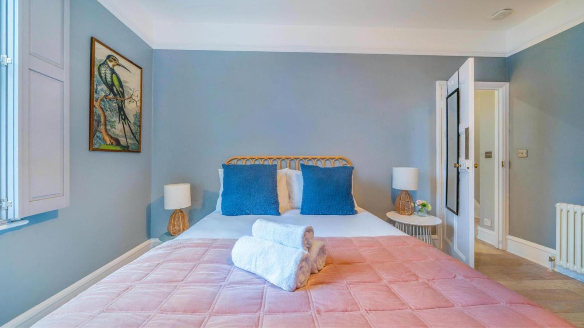 Semesterbostad Spacious 4br Retreat With Private Garden Zone 3 *