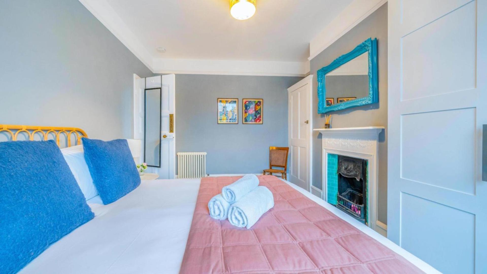 Semesterbostad Spacious 4br Retreat With Private Garden Zone 3 *