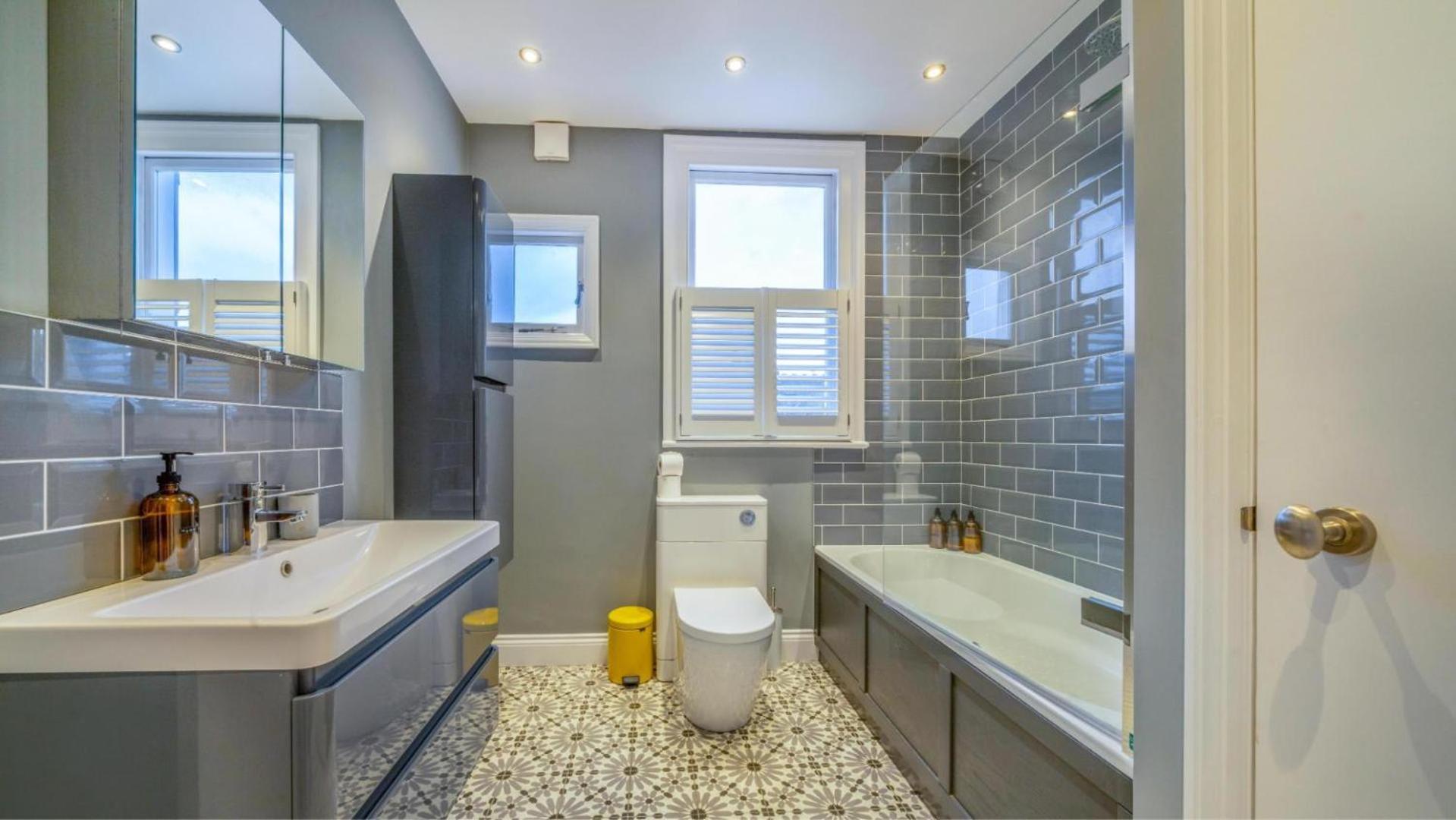 Spacious 4br Retreat With Private Garden Zone 3 * London