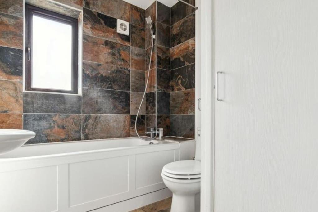 Gorgeous House, 5 Beds, Amazing Transport Links * Londra