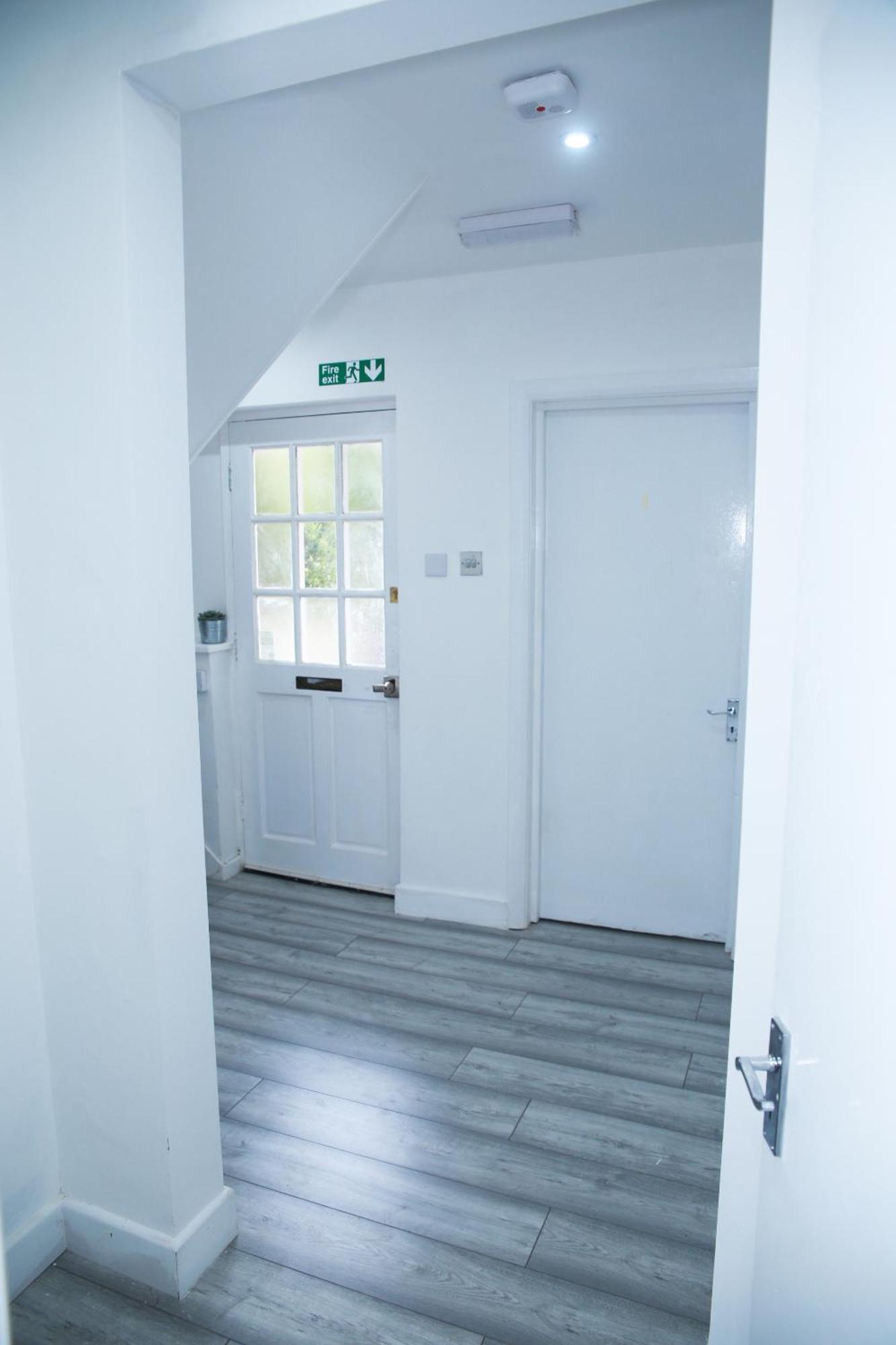 Apartment Lovely With Free Parking On Premises. *